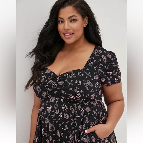 Torrid SHIRRED FIT & FLARE DRESS STRETCH CHALLIS TATTOO BLACK SIZE 4 NWOT - Picture 4 of 12